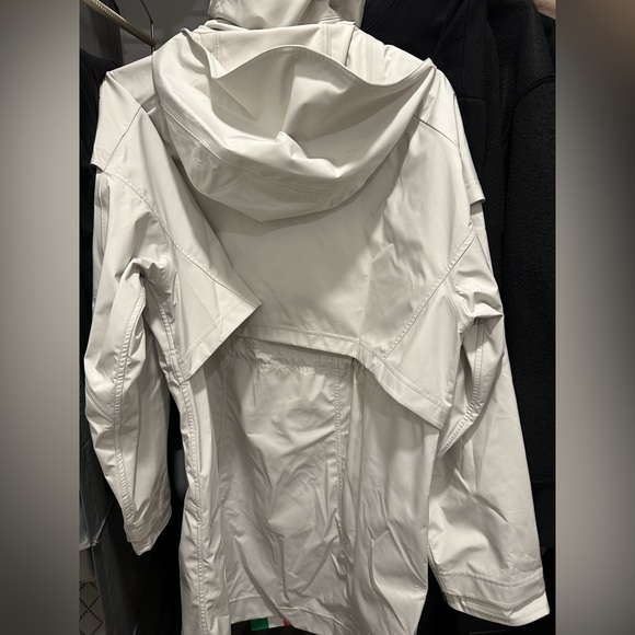 Lululemon relaxed-fit rain shell jacket brand new - Picture 4 of 6